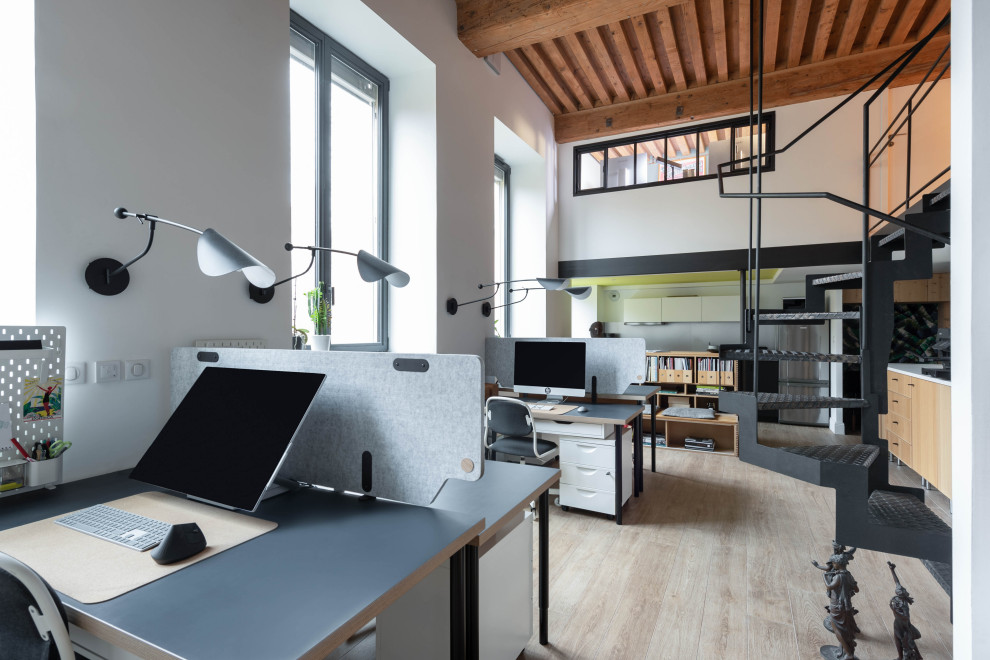 Großes Arbeitszimmer mit Arbeitsplatz, freistehendem Schreibtisch und freigelegten Dachbalken in Lyon