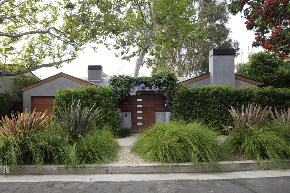 Inspiration for a contemporary one-storey exterior in Los Angeles.