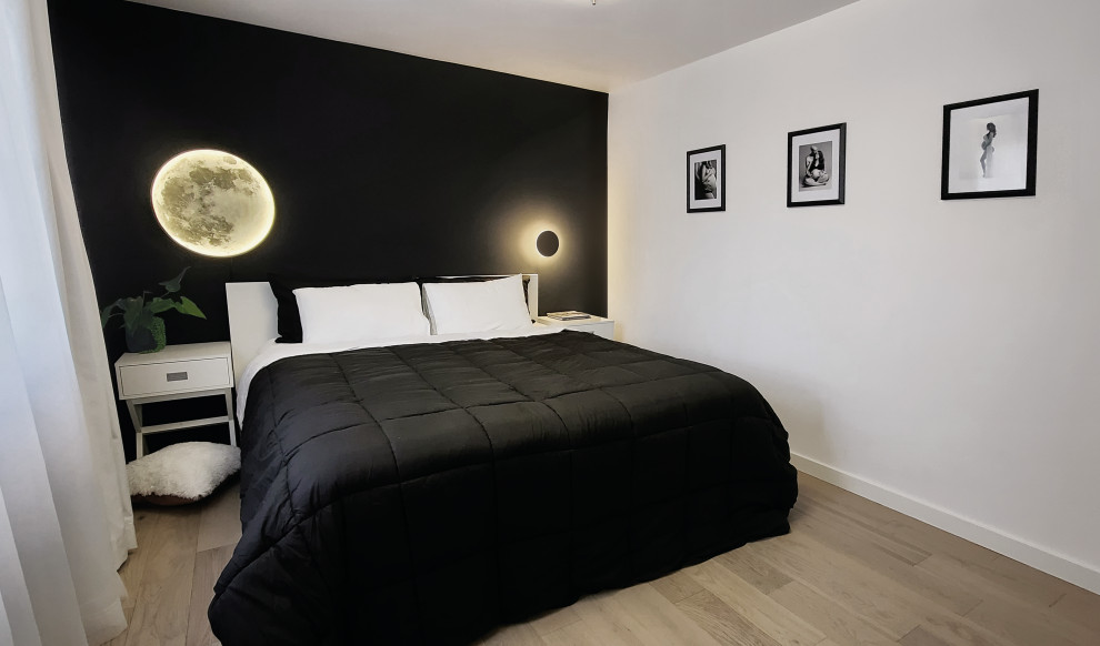 Inspiration pour une chambre parentale minimaliste de taille moyenne avec un mur noir, parquet clair, aucune cheminée et un sol beige.