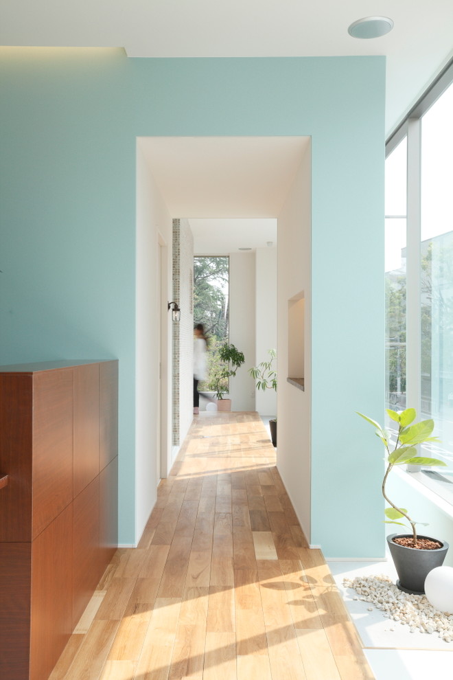 Inspiration for a mid-sized scandinavian hallway in Kyoto with beige walls, terra-cotta floors and white floor.