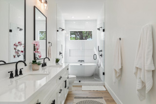 Bathroom of the Week: Bright White Style With a Spa-Like Wet Room (5 photos)