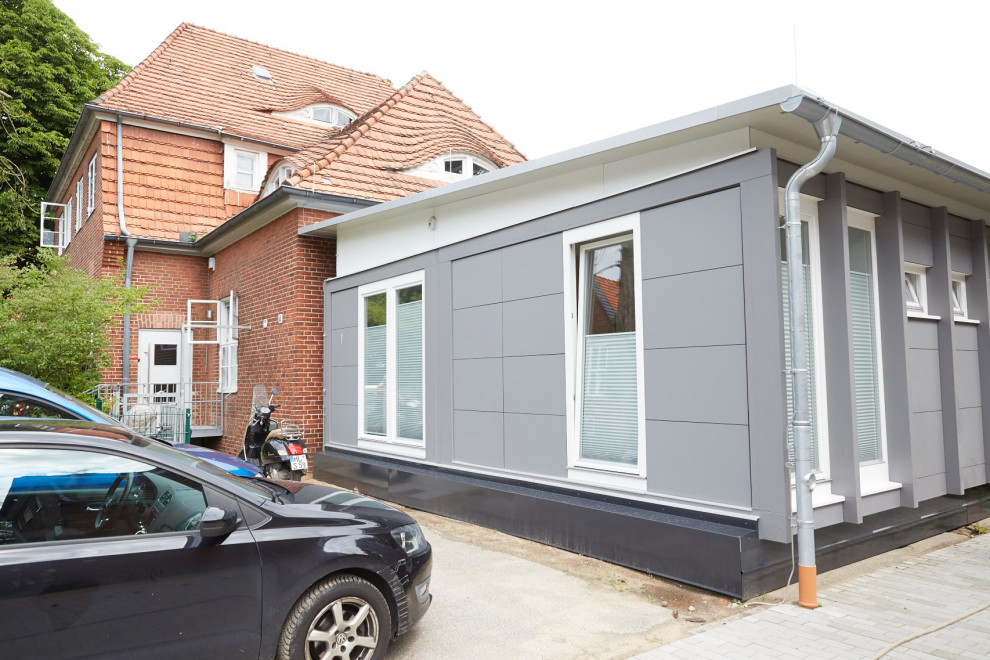 Haus mit Vinylfassade, grauer Fassadenfarbe und Flachdach in Hamburg