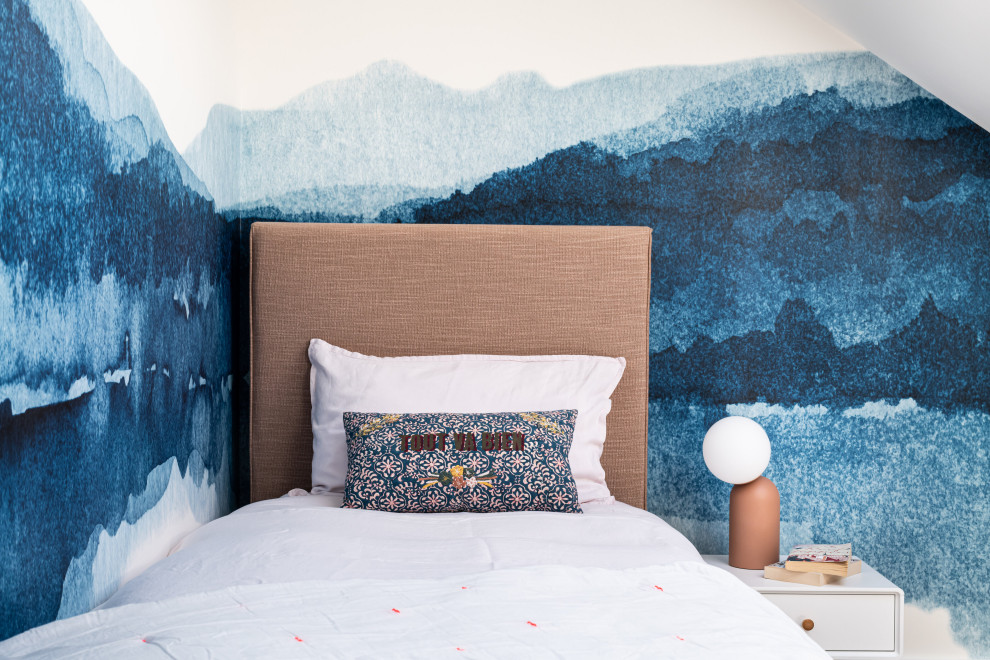 Exemple d'une petite chambre d'enfant tendance avec un mur bleu, moquette, un sol beige et du papier peint.