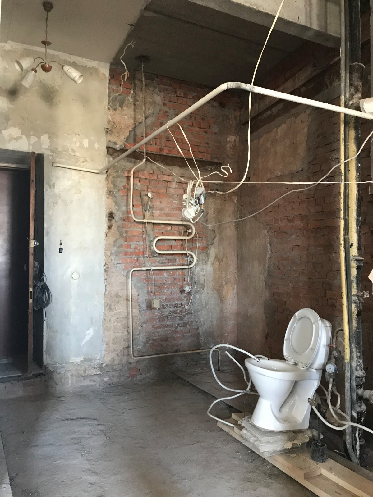 Зона санузлов после демонтажа