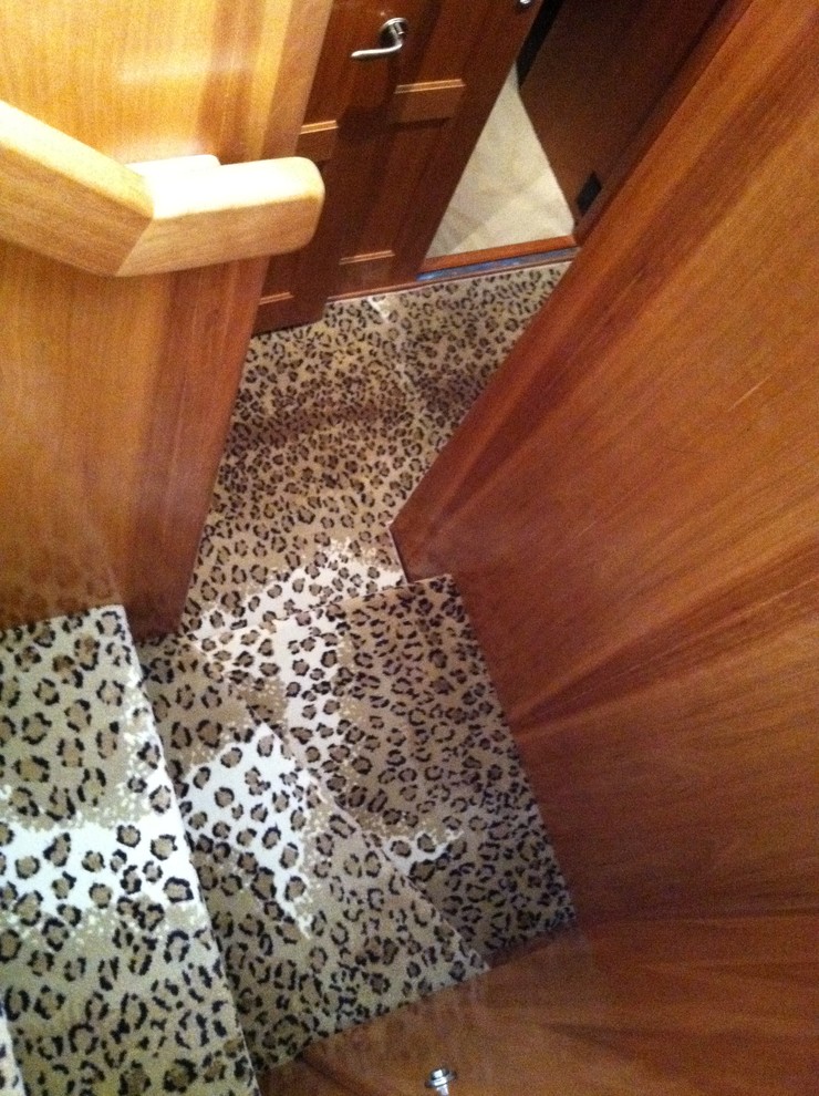 Photo of a mid-sized carpeted curved staircase in Miami with carpet risers.