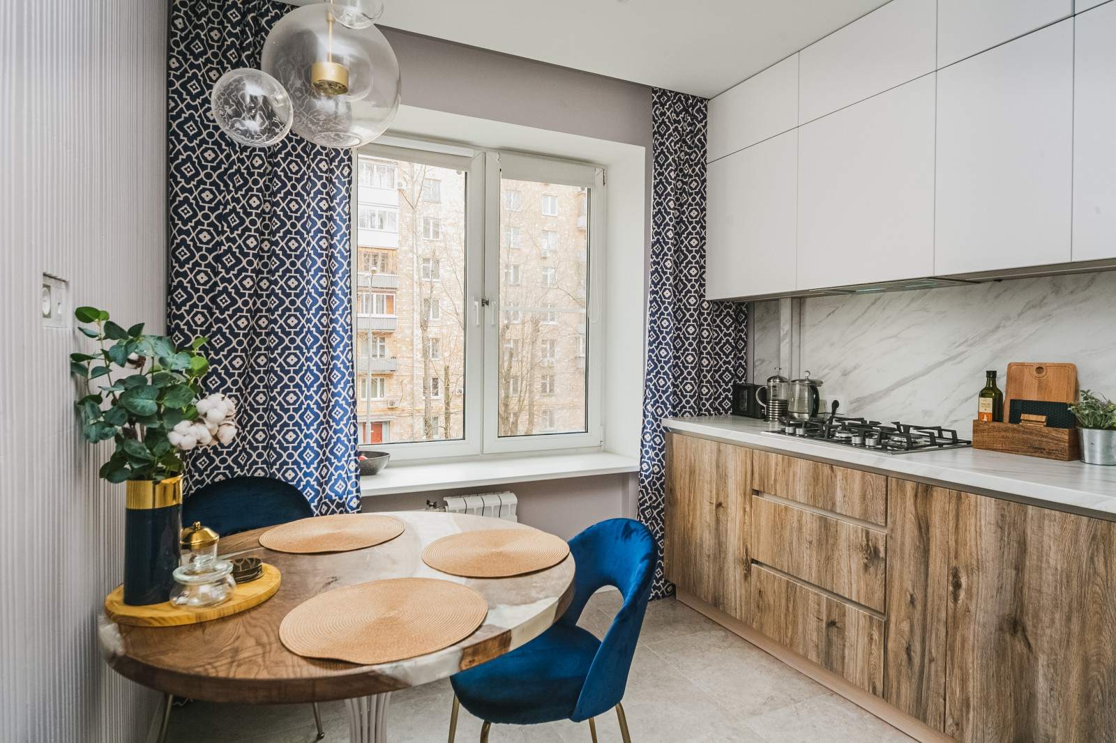 Светлая кухня с древесным декором