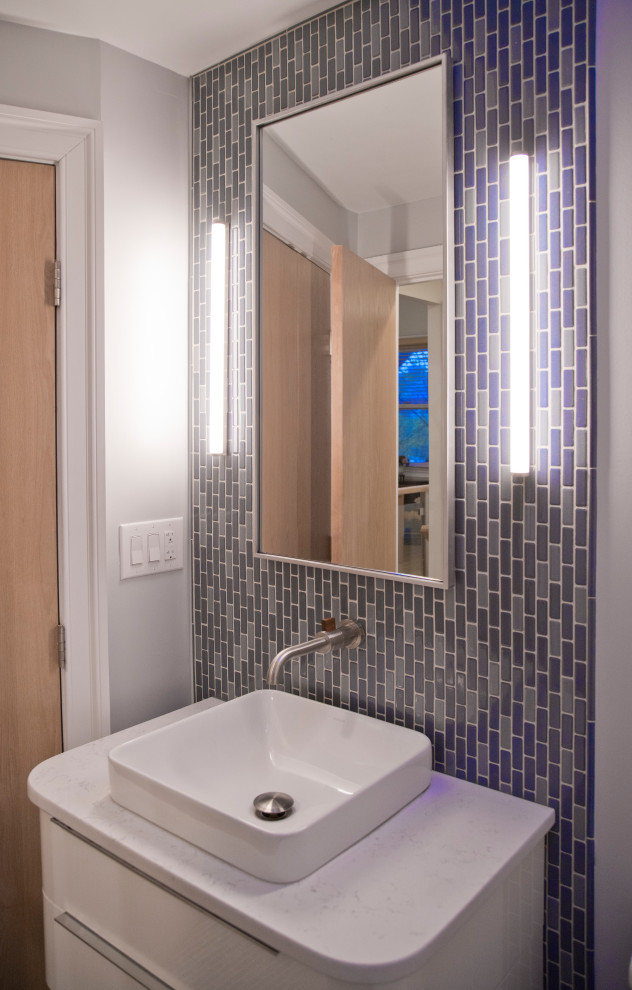 Exempel på ett mellanstort 50 tals vit vitt en-suite badrum, med släta luckor, skåp i mellenmörkt trä, ett badkar i en alkov, en dusch/badkar-kombination, en toalettstol med separat cisternkåpa, grön kakel, keramikplattor, vita väggar, mosaikgolv, ett fristående handfat, bänkskiva i kvarts, blått golv och dusch med duschdraperi
