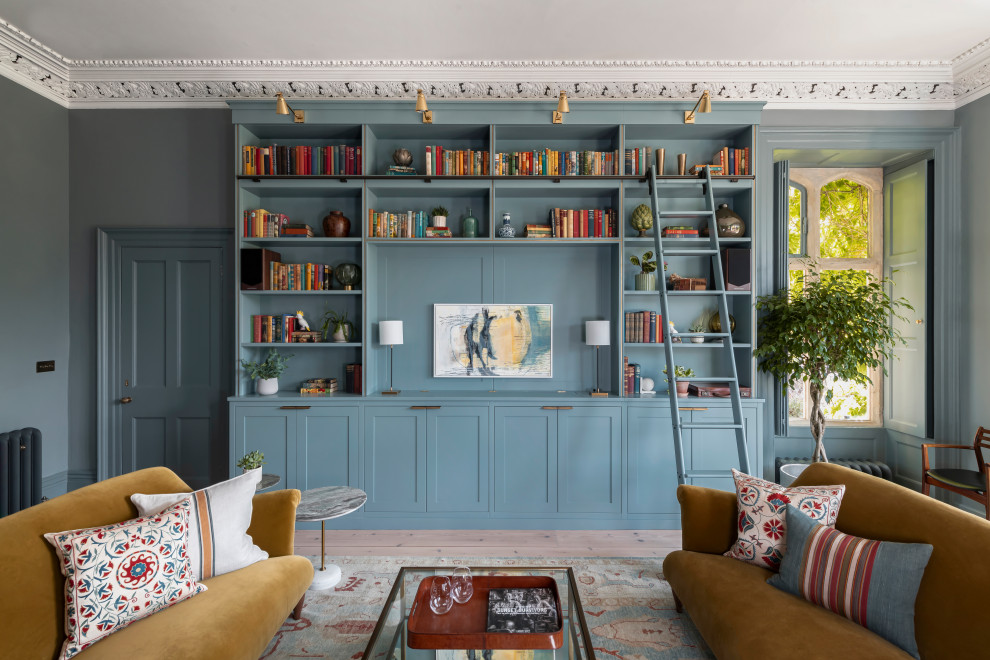 Свежая идея для дизайна: гостиная комната в классическом стиле с синими стенами, светлым паркетным полом, бежевым полом и коричневым диваном - отличное фото интерьера