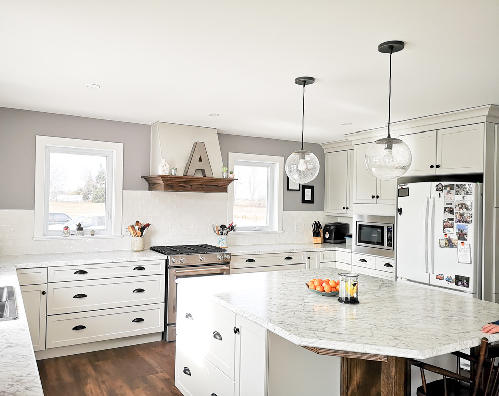 Kitchen - transitional kitchen idea