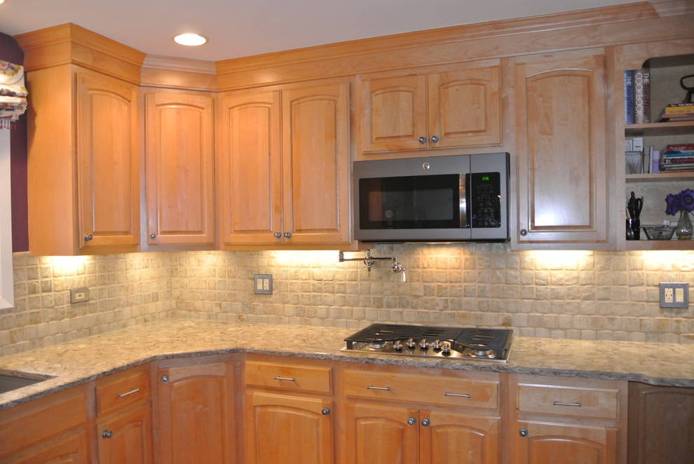 Mid-sized transitional l-shaped kitchen photo in Chicago with quartz countertops
