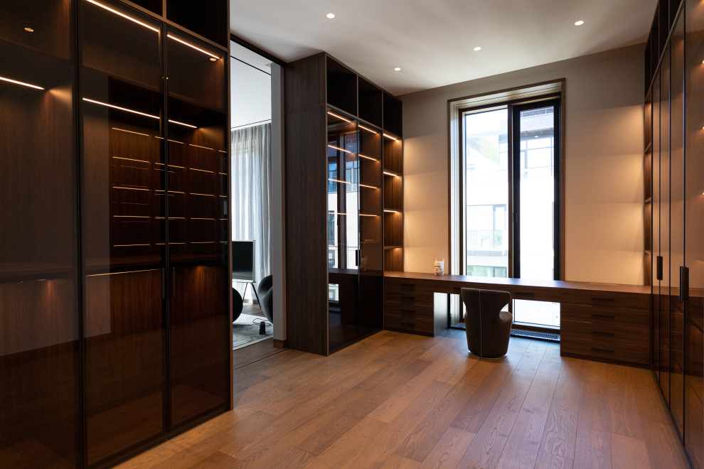 Гардеробная комната с распашными стеклянными RPE фасадами