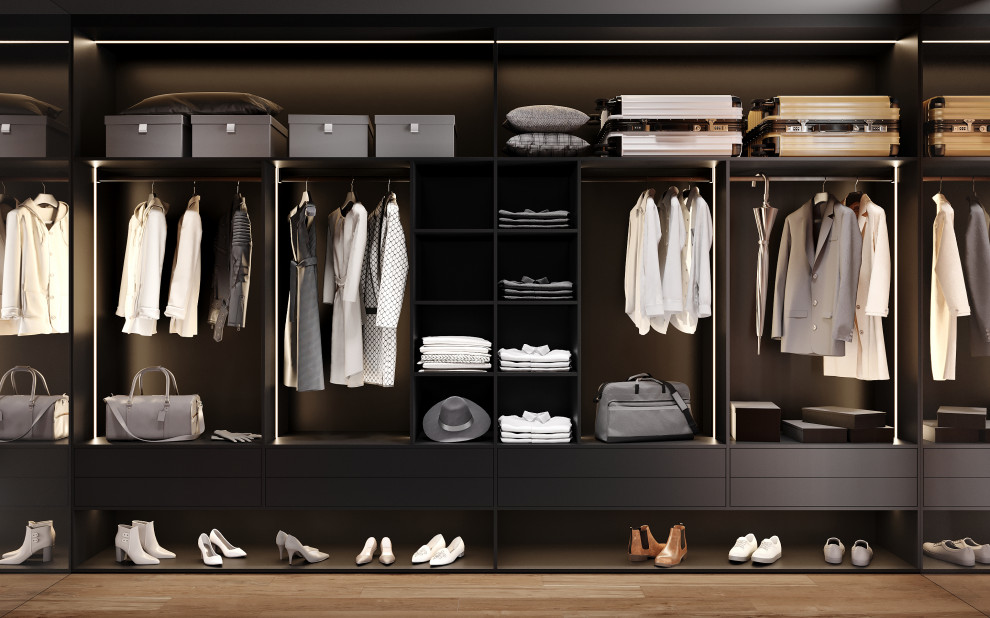 Стильный дизайн: гардеробная комната среднего размера, унисекс в стиле модернизм с открытыми фасадами, черными фасадами, паркетным полом среднего тона и коричневым полом - последний тренд