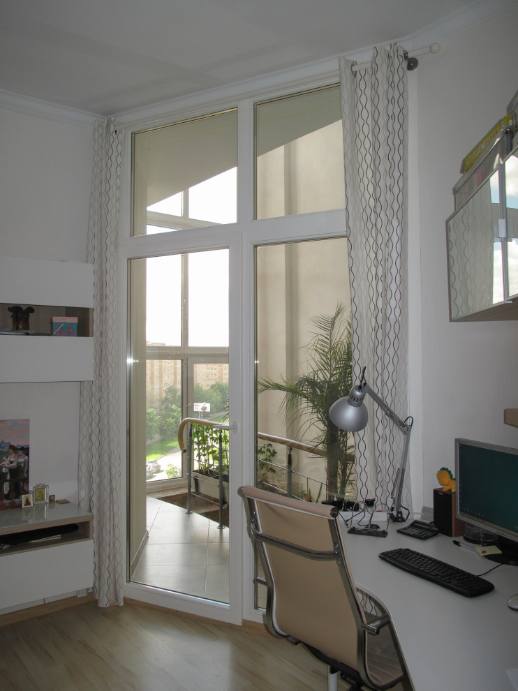 Межкомнатные двери и окно из сосны с шипом и пластиковое окно на лестнице в квар