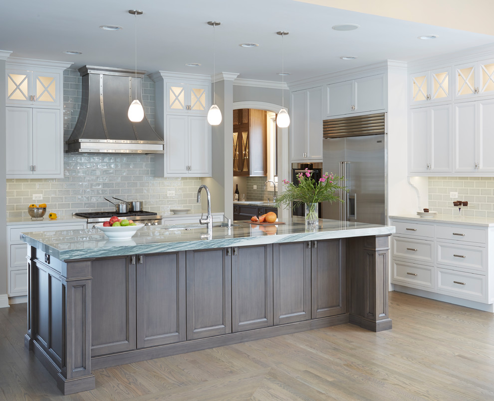 Kitchen - kitchen idea in Chicago