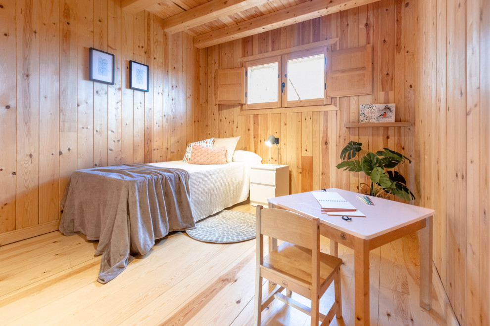 Inredning av ett skandinaviskt litet könsneutralt barnrum kombinerat med sovrum och för 4-10-åringar, med ljust trägolv