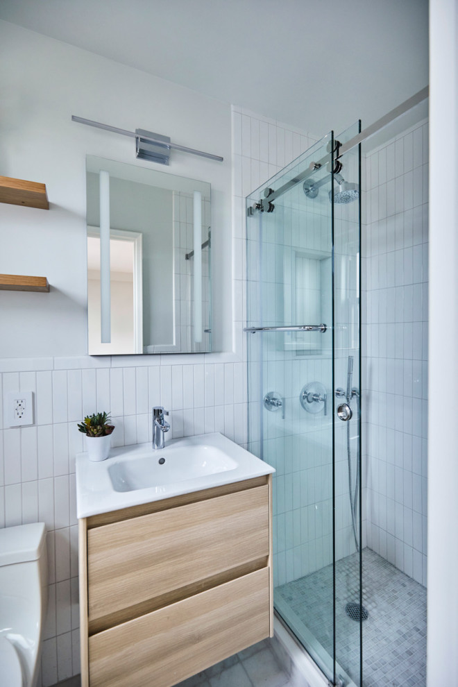 Foto di una stanza da bagno moderna con piastrelle bianche e piastrelle in ceramica