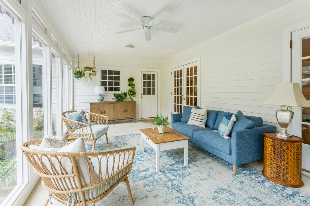 Immagine di una grande veranda costiera con moquette, soffitto classico e pavimento bianco