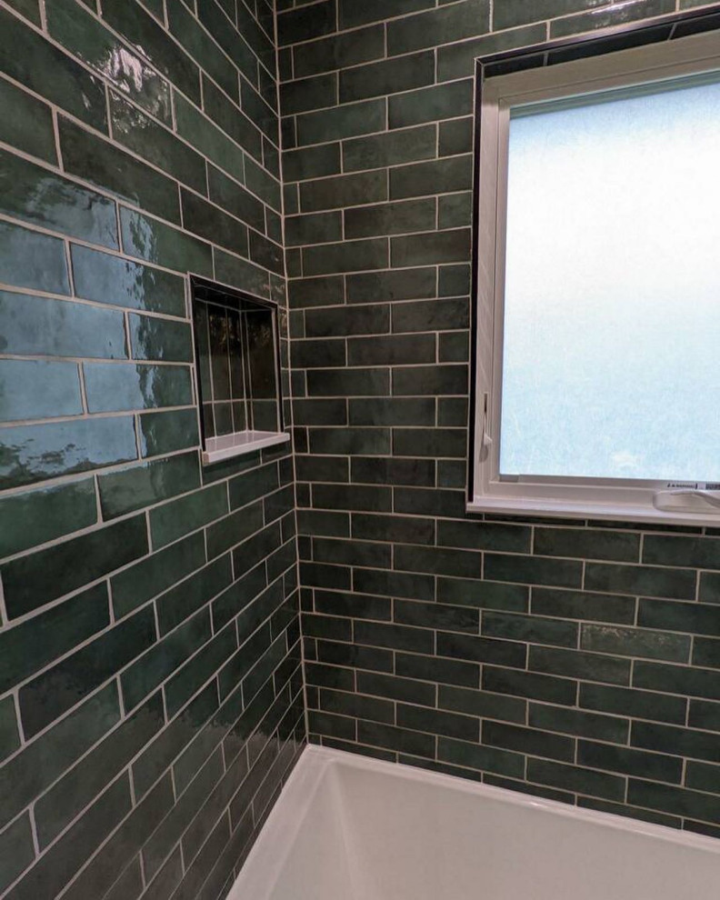 Cette image montre une salle de bain minimaliste de taille moyenne pour enfant avec un placard avec porte à panneau surélevé, des portes de placard blanches, un combiné douche/baignoire, WC séparés, un carrelage vert, des carreaux de céramique, un mur blanc, un sol en carrelage de céramique, un lavabo encastré, un plan de toilette en quartz, un sol marron, une cabine de douche à porte coulissante, un plan de toilette blanc, une niche, meuble simple vasque, meuble-lavabo sur pied et un plafond décaissé.