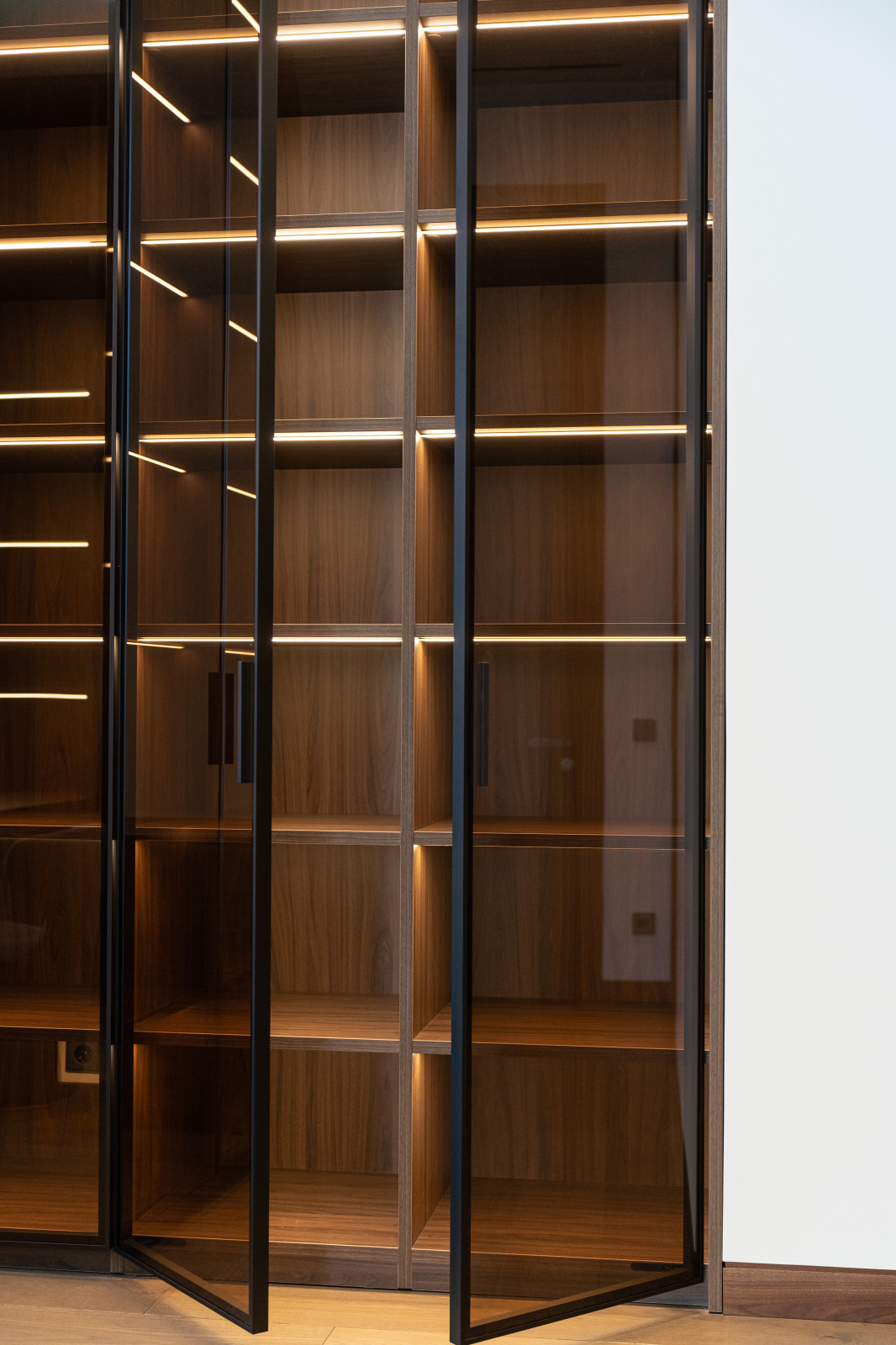 Гардеробная комната с распашными стеклянными RPE фасадами