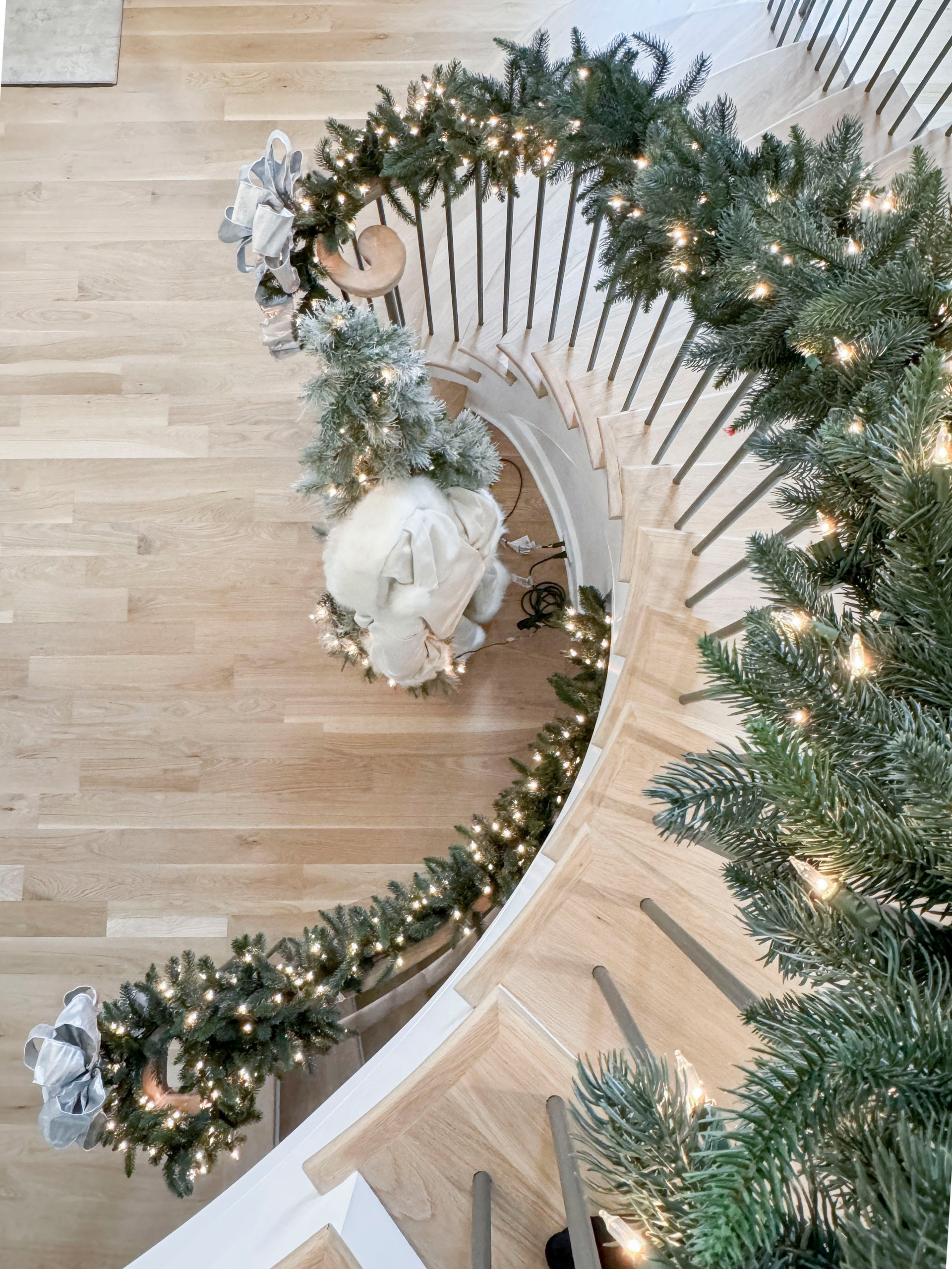 116_Elegant & Eye-catching Curved Staircase, Leesburg VA 20175