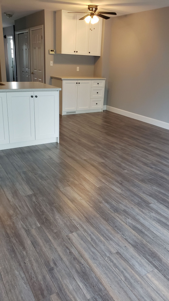 Inspiration for a transitional u-shaped open concept kitchen remodel with an undermount sink, shaker cabinets, white cabinets, laminate countertops and gray backsplash
