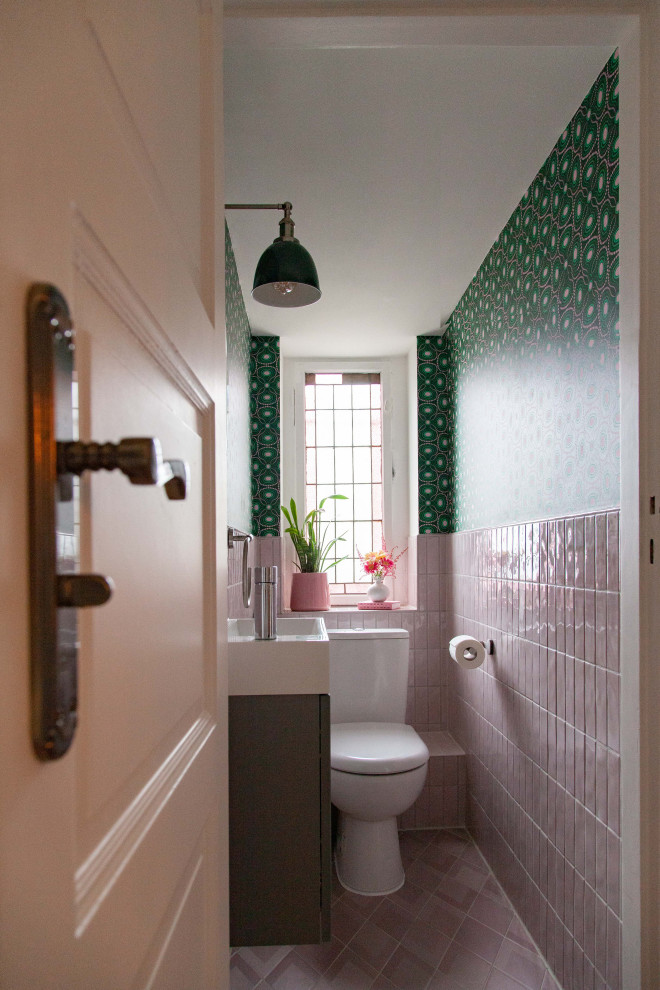 Idéer för ett litet eklektiskt vit en-suite badrum, med släta luckor, grå skåp, en toalettstol med hel cisternkåpa, rosa kakel, keramikplattor, gröna väggar, klinkergolv i keramik, ett integrerad handfat, laminatbänkskiva och rosa golv