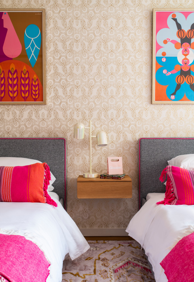 Foto på ett mellanstort funkis flickrum kombinerat med sovrum, med beige väggar, heltäckningsmatta och rosa golv