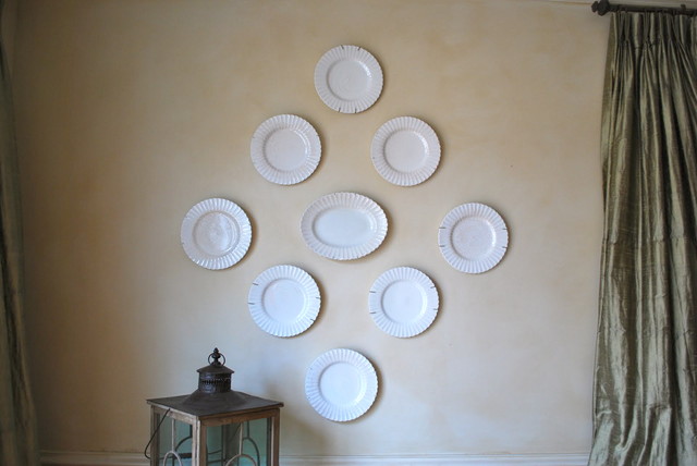 壁にお皿・プレートをきれいに並べて飾る方法 | Houzz (ハウズ)