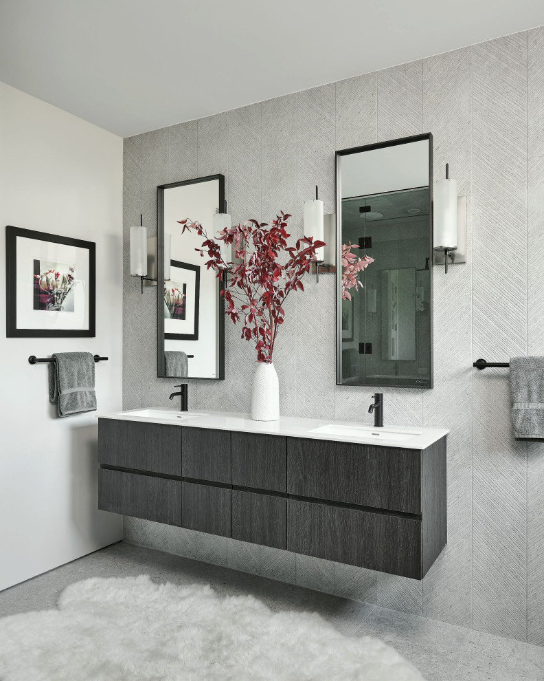 Großes Modernes Badezimmer En Suite mit grauen Fliesen, weißer Waschtischplatte, Doppelwaschbecken und schwebendem Waschtisch in Denver