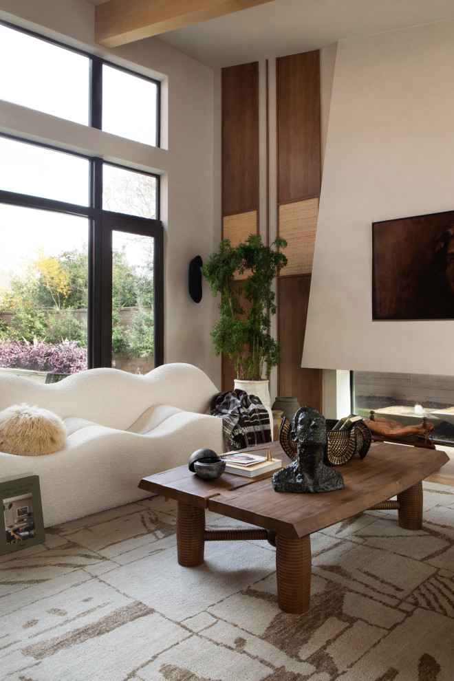 Imagen de sala de estar cerrada contemporánea de tamaño medio con paredes beige, suelo marrón, vigas vistas y suelo de madera clara