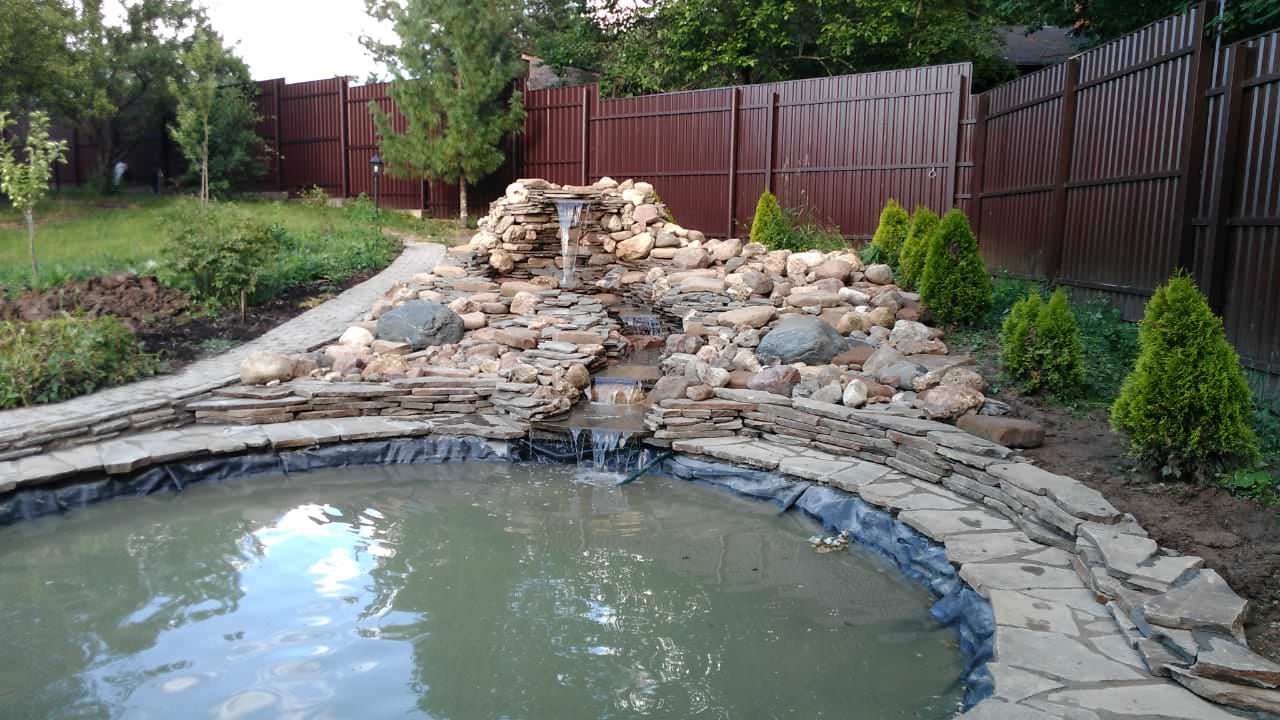 Пруд с водопадом и каскадным ручьем
