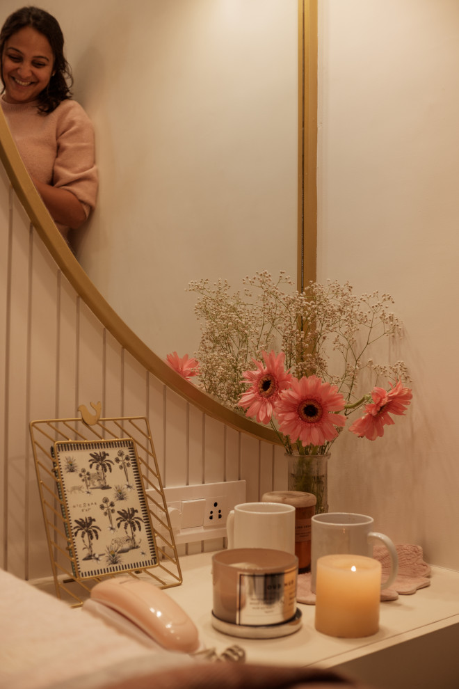 Idee per una piccola camera matrimoniale minimal con pareti beige, pavimento in cemento, pavimento beige e pannellatura