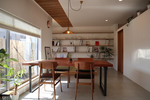出窓の家 moderne-salon