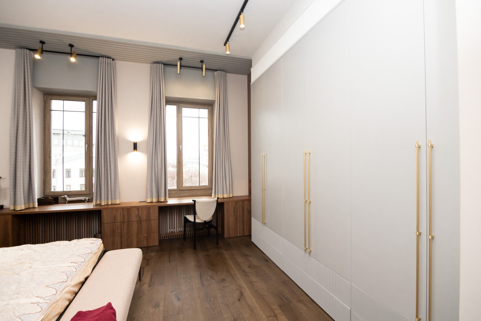 Меблировка спальни: шкаф, стеллаж и стол-подоконник