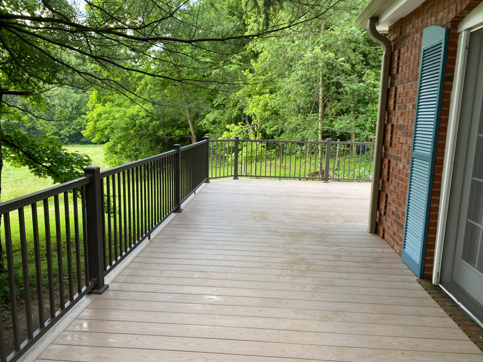 Example of a transitional deck design in Cincinnati