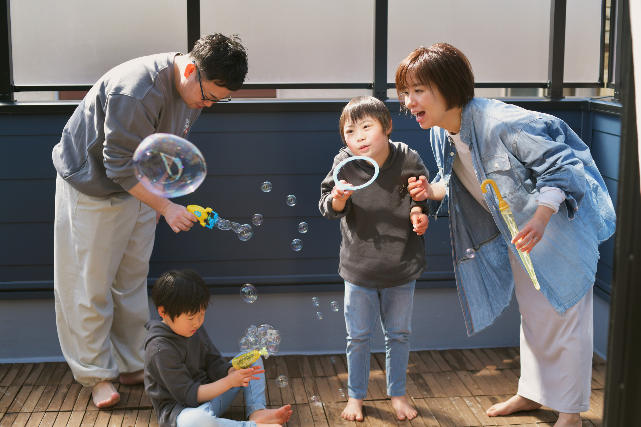 家族の笑顔輝く自然素材の家