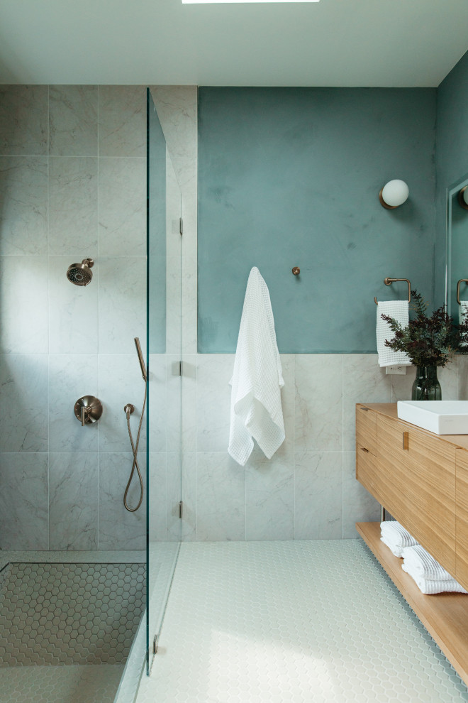 Foto på ett mellanstort funkis en-suite badrum, med släta luckor, en dusch/badkar-kombination, en toalettstol med hel cisternkåpa, keramikplattor, klinkergolv i keramik, ett fristående handfat, träbänkskiva, grått golv och med dusch som är öppen