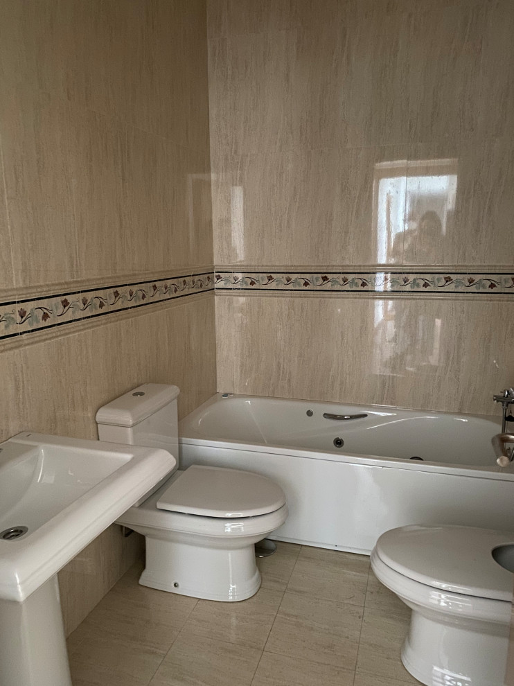 Cette photo montre une salle de bain principale méditerranéenne de taille moyenne avec un placard à porte persienne, des portes de placard blanches, une douche à l'italienne, WC suspendus, un mur beige, sol en béton ciré, une vasque, un plan de toilette en béton, un sol beige, aucune cabine, un plan de toilette beige, une niche, meuble double vasque et meuble-lavabo suspendu.