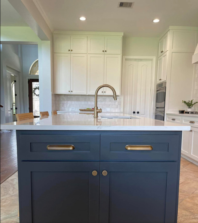 Kitchen - kitchen idea in Houston