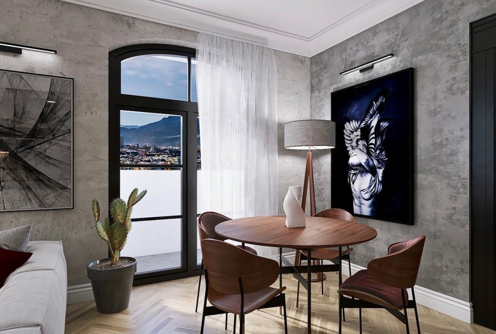 Großes, Offenes Industrial Wohnzimmer mit grauer Wandfarbe, hellem Holzboden, TV-Wand und beigem Boden in Sonstige