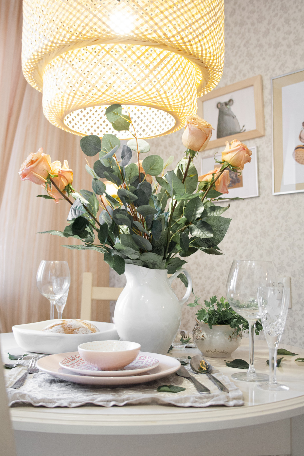 Освежающий и легкий интерьер кухни для семьи из двух человек