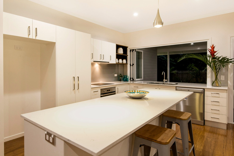 Design ideas for a contemporary kitchen in Cairns.