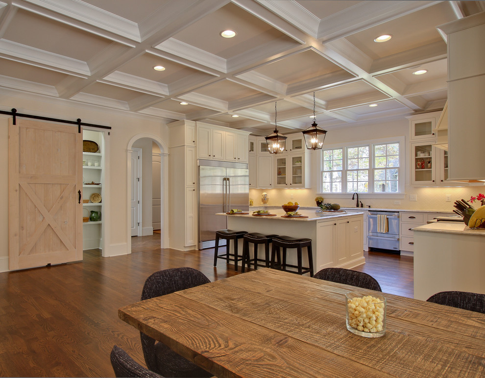 Design ideas for a traditional u-shaped eat-in kitchen in Raleigh with stainless steel appliances.