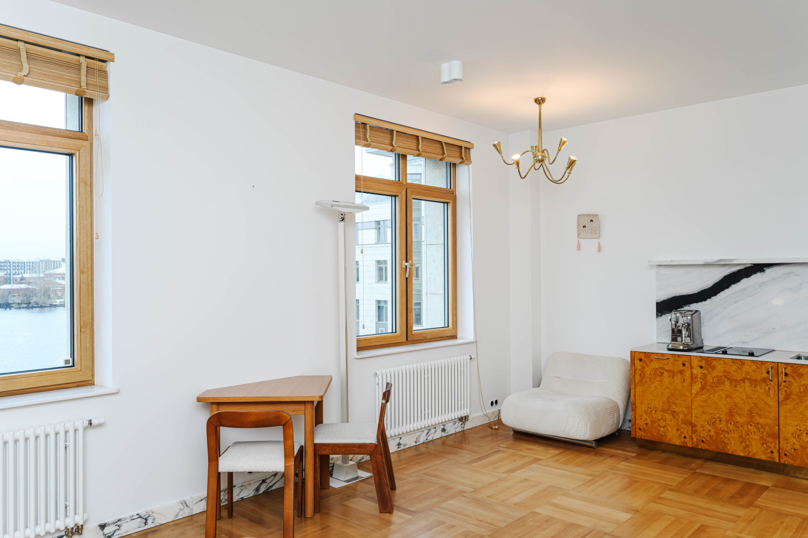 Мраморная студия в снежный день