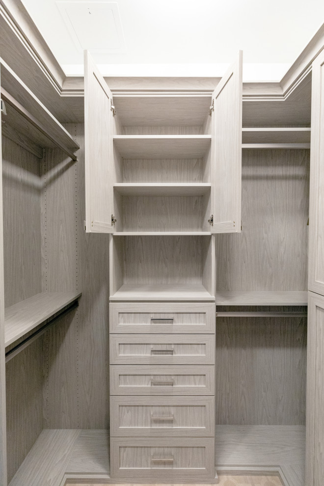 Example of a transitional home design design in Chicago