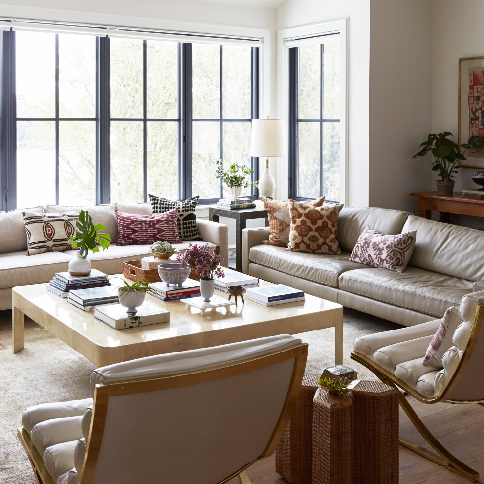 Offenes Klassisches Wohnzimmer mit beiger Wandfarbe, hellem Holzboden, Kamin, TV-Wand und braunem Boden in Chicago