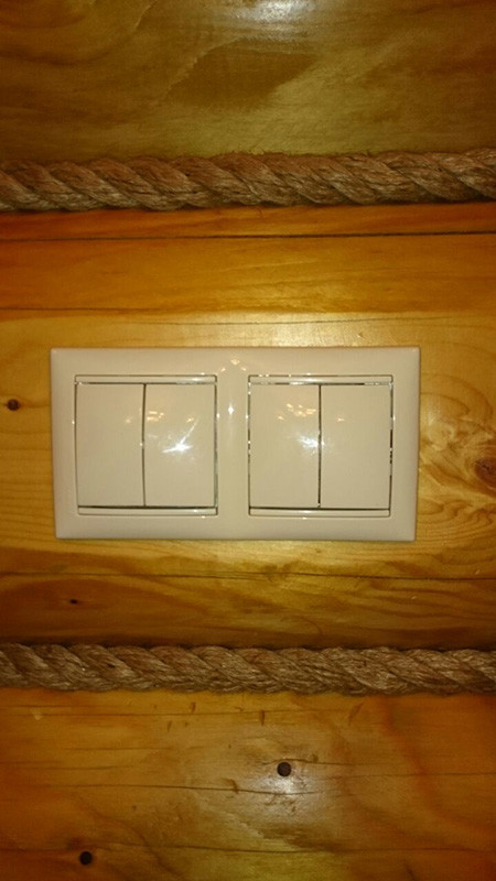 Скрытая электропроводка в деревянном доме из бревен