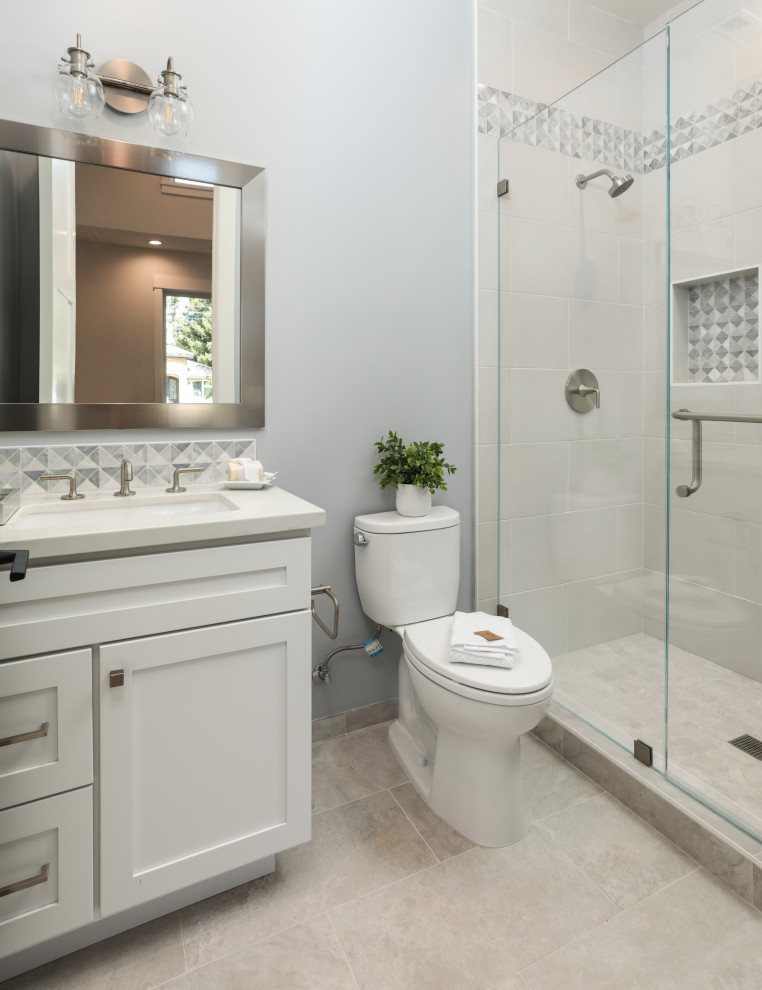 Idées déco pour une salle de bain contemporaine de taille moyenne avec un placard à porte shaker, des portes de placard blanches, WC séparés, un carrelage blanc, des carreaux de porcelaine, un mur gris, un sol en carrelage de porcelaine, un lavabo encastré, un plan de toilette en quartz modifié, un sol beige, une cabine de douche à porte battante, un plan de toilette gris, une niche, meuble simple vasque et meuble-lavabo encastré.
