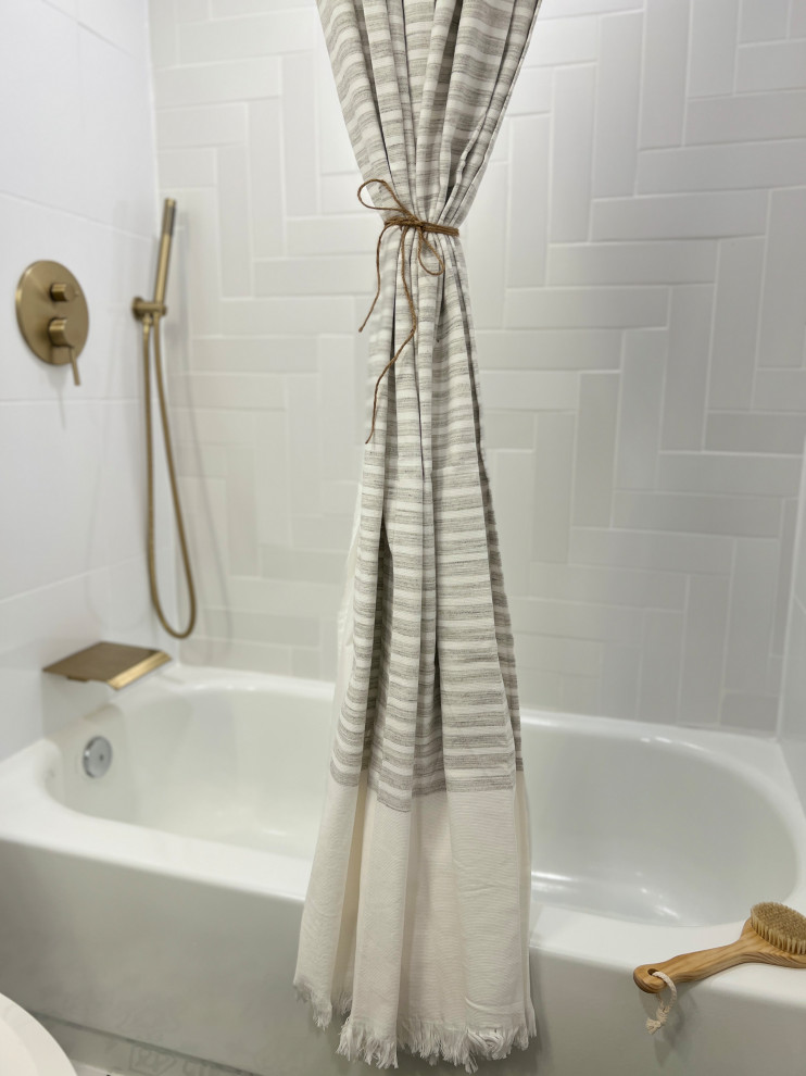 Babylon, NY - Shared Bathroom