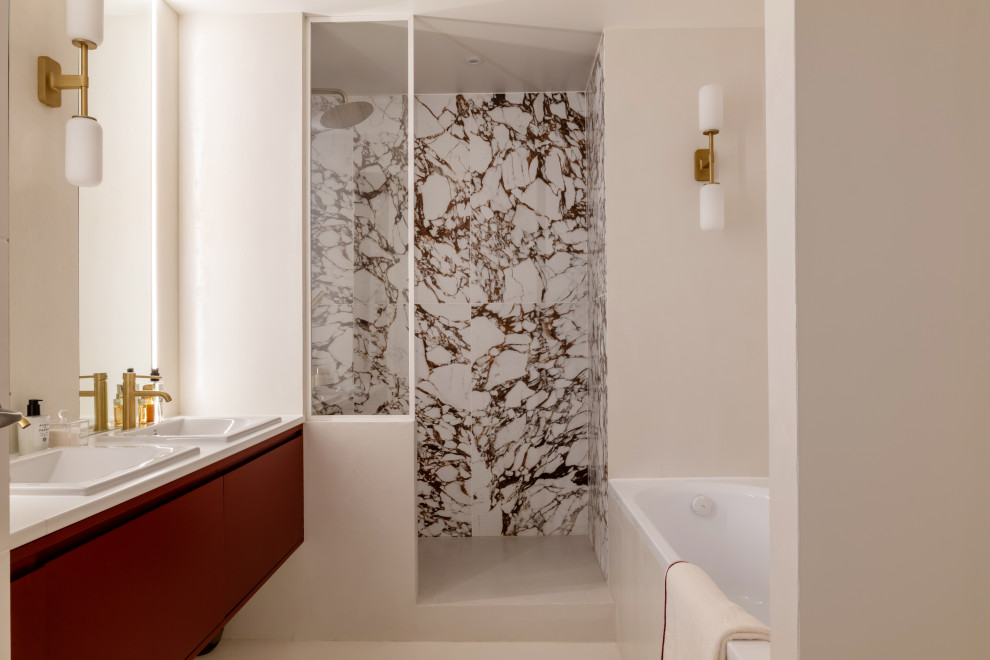Modern inredning av ett stort vit vitt en-suite badrum, med luckor med profilerade fronter, röda skåp, ett fristående badkar, en öppen dusch, en vägghängd toalettstol, flerfärgad kakel, keramikplattor, beige väggar, betonggolv, ett undermonterad handfat, laminatbänkskiva, vitt golv och med dusch som är öppen